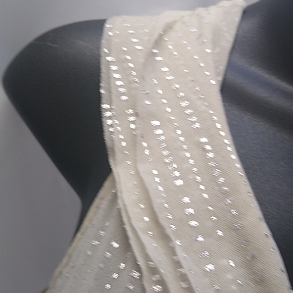 The limited cream sleeveless blouse - Picture 3 of 11